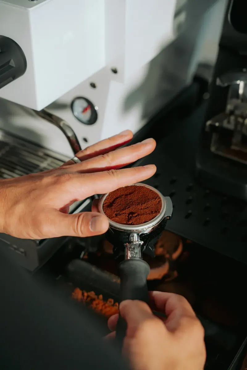 Siebträger mit frisch gemahlenem Kaffee im Baristakurs für Einsteiger in München