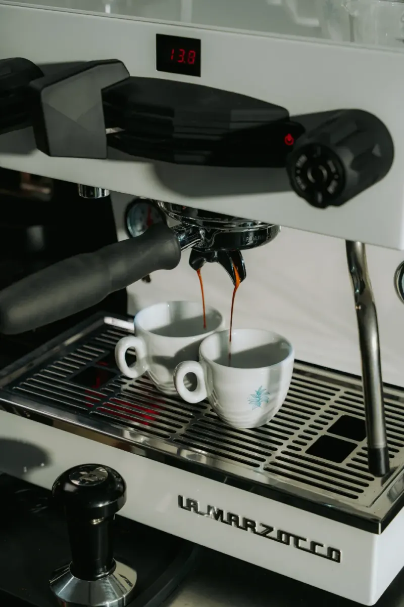 Doppelter Espresso läuft aus dem Siebträger im Espresso-Kurs in München